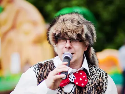 Animator zabaw z mikrofonem - Park Atrakcji Jaskiniowcy - Dmuchańce Wynajem