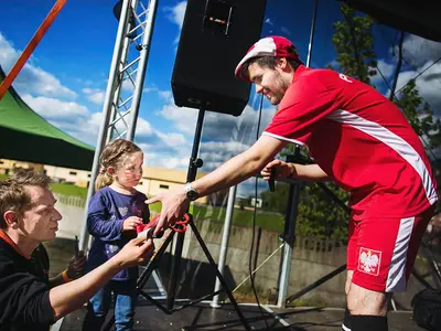 Animator zabaw z mikrofonem - Park Atrakcji Mega Piłkarski - Dmuchańce Wynajem