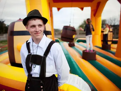 Latające beczki - Park Atrakcji Oktoberfest - Dmuchańce Wynajem
